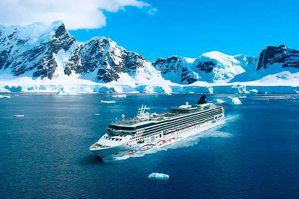 Vista de los icebergs desde el Norwegian Star en la Antártida