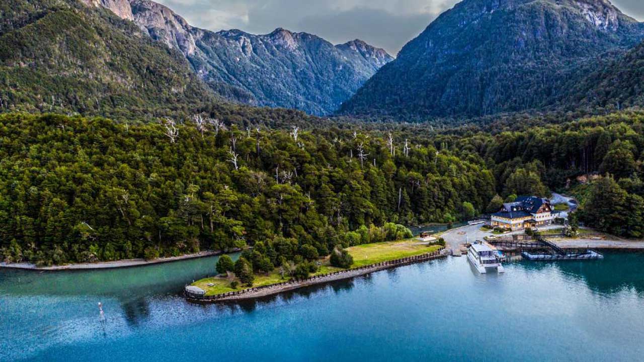 6 Explora Bariloche y sus alrededores en este emocionante tour de 4 días. Disfruta de vistas panorámicas, excursiones a islas y bosques centenarios.