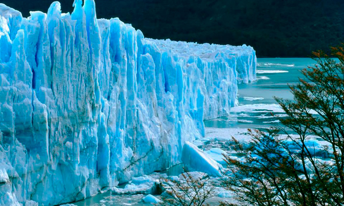 7 Explora la belleza de El Calafate con nuestro tour de 4 días, visitando el impresionante Glaciar Perito Moreno y navegando por el Lago Argentino.