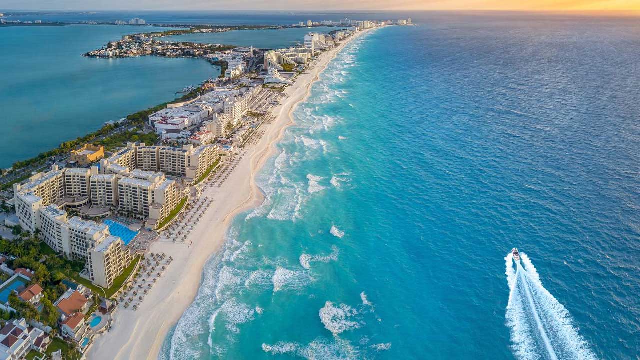 5 Descubre las playas de arena blanca, las ruinas mayas y la vibrante vida nocturna de Cancún.